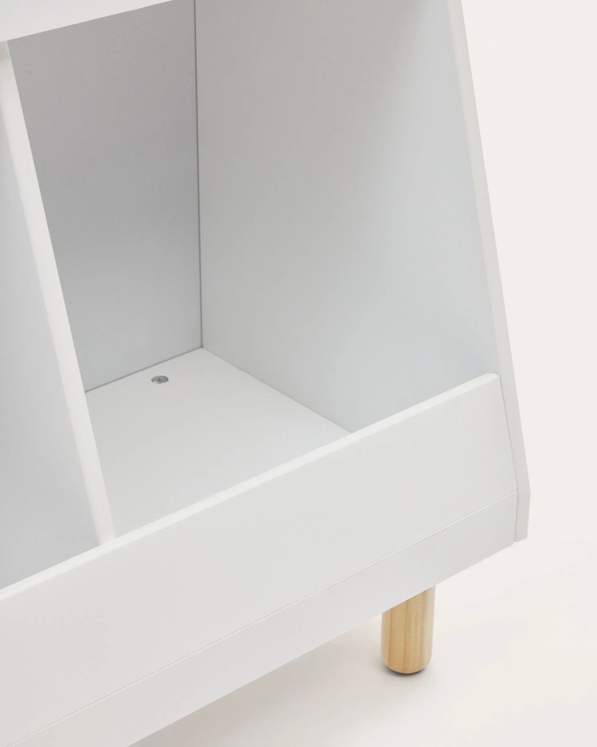 Белый книжный шкаф La Forma Serwa МДФ с ножками из массива сосны 177819