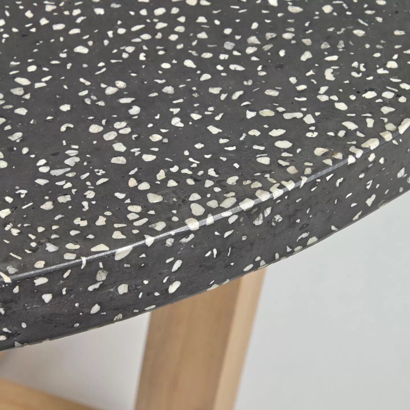 Круглый стол La Forma Shanelle из черного терраццо d 120 см