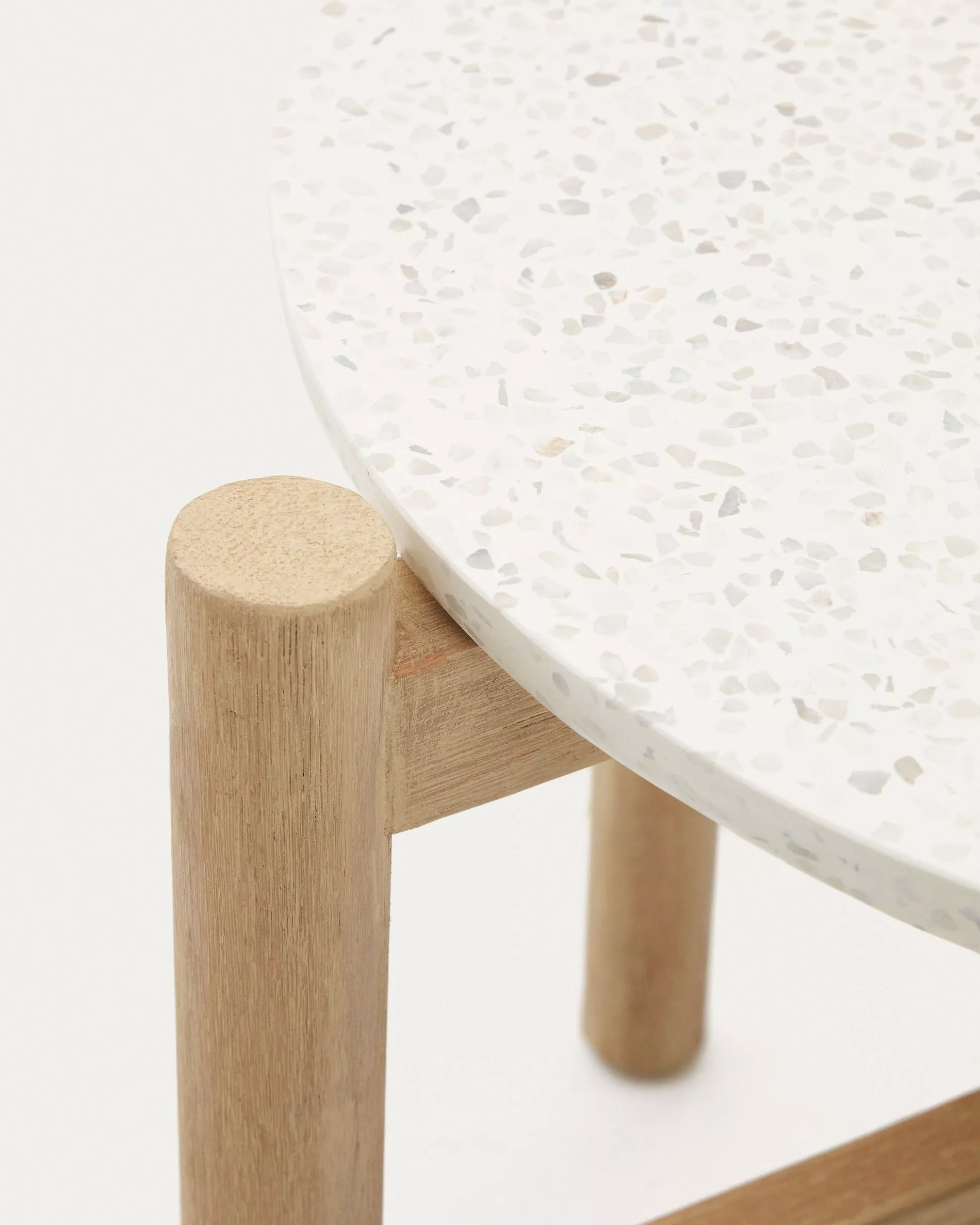 Приставной столик La Forma Pola массив эвкалипта и цемент 50 см