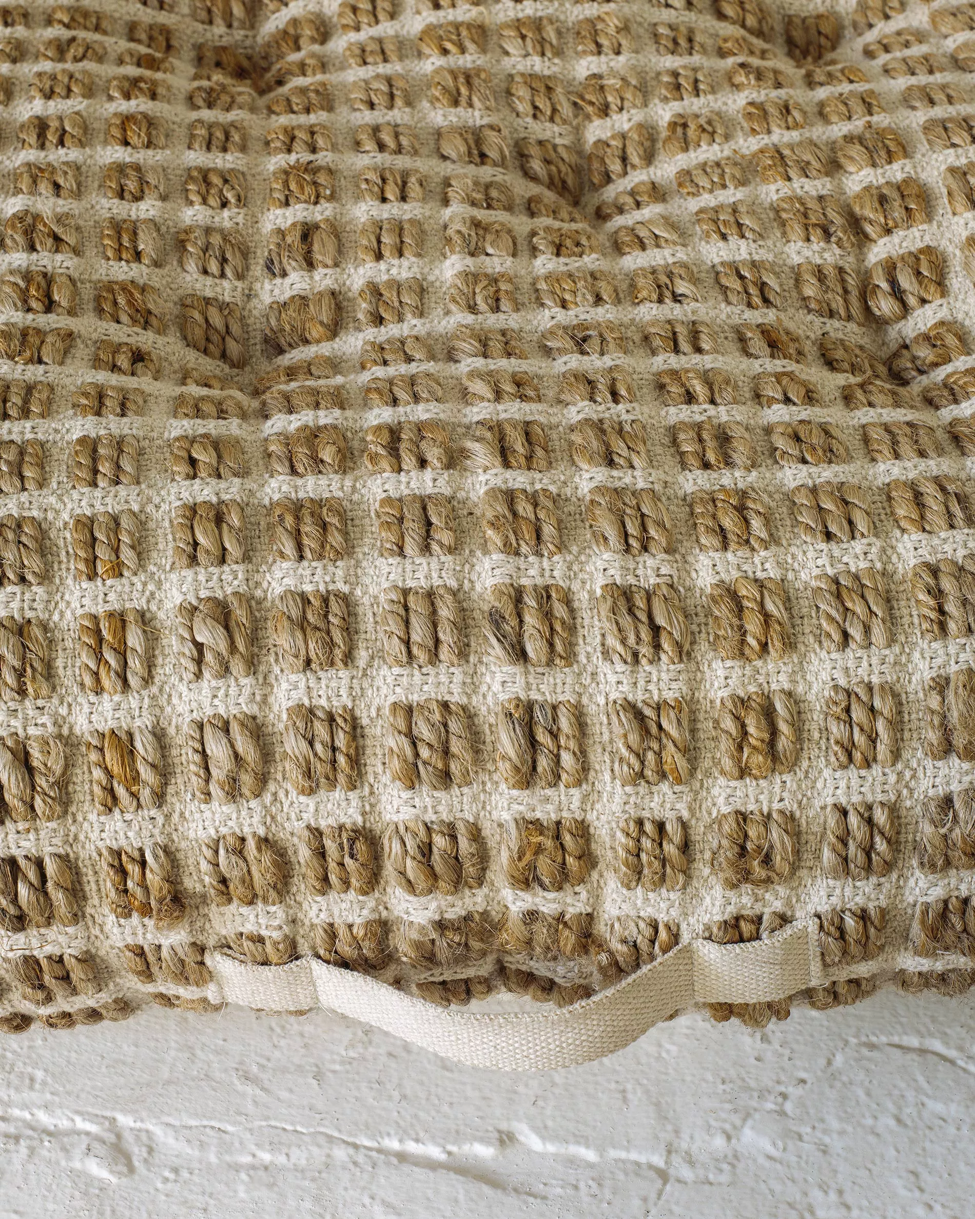 Подушка напольная La Forma Adelma из джута и белого хлопка 60 x 60 см
